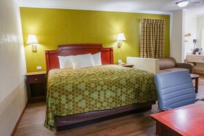 Escritorio, wifi gratis y ropa de cama 