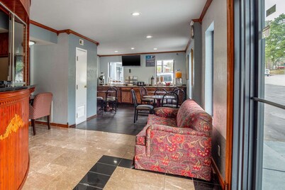 Rodeway Inn & Suites Fort Jackson