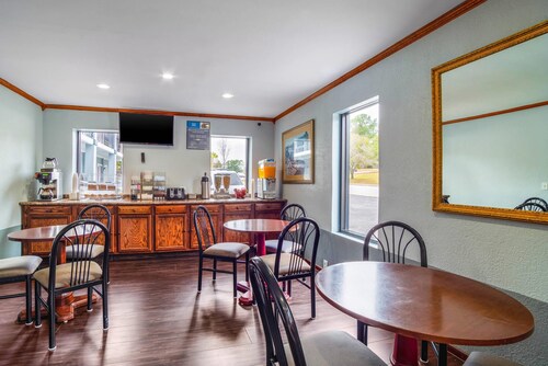 Rodeway Inn & Suites Fort Jackson