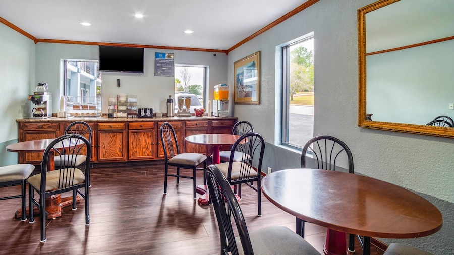 Rodeway Inn & Suites Fort Jackson