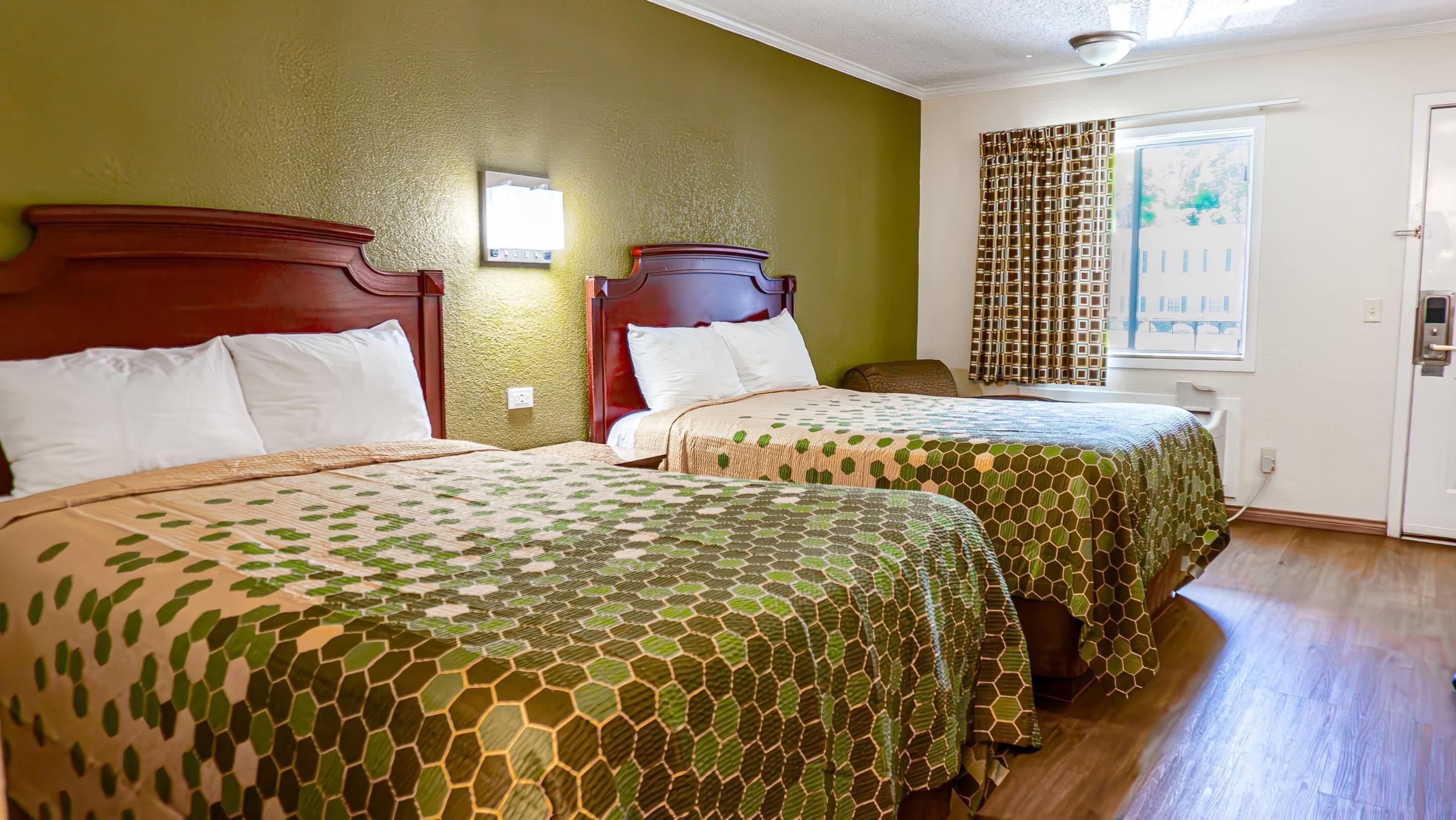 Escritorio, wifi gratis y ropa de cama 