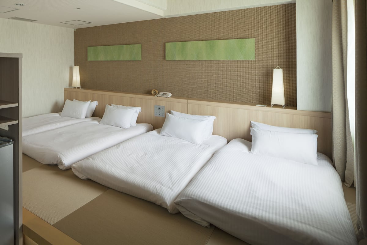 1 bedroom, desk, blackout curtains, soundproofing