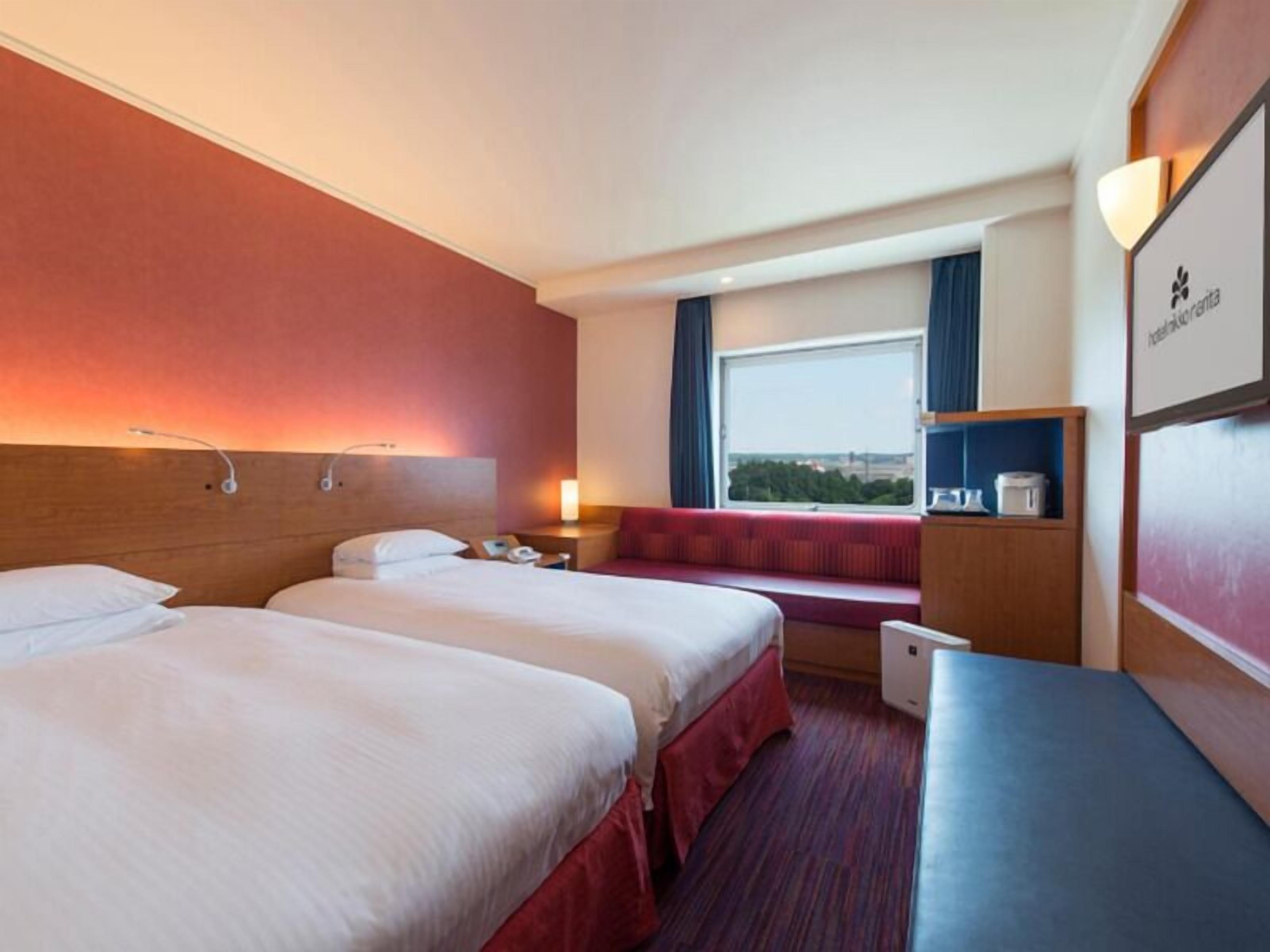 Skrivbord, mörkläggningsgardiner, ljudisolering och strykjärn/strykbräda