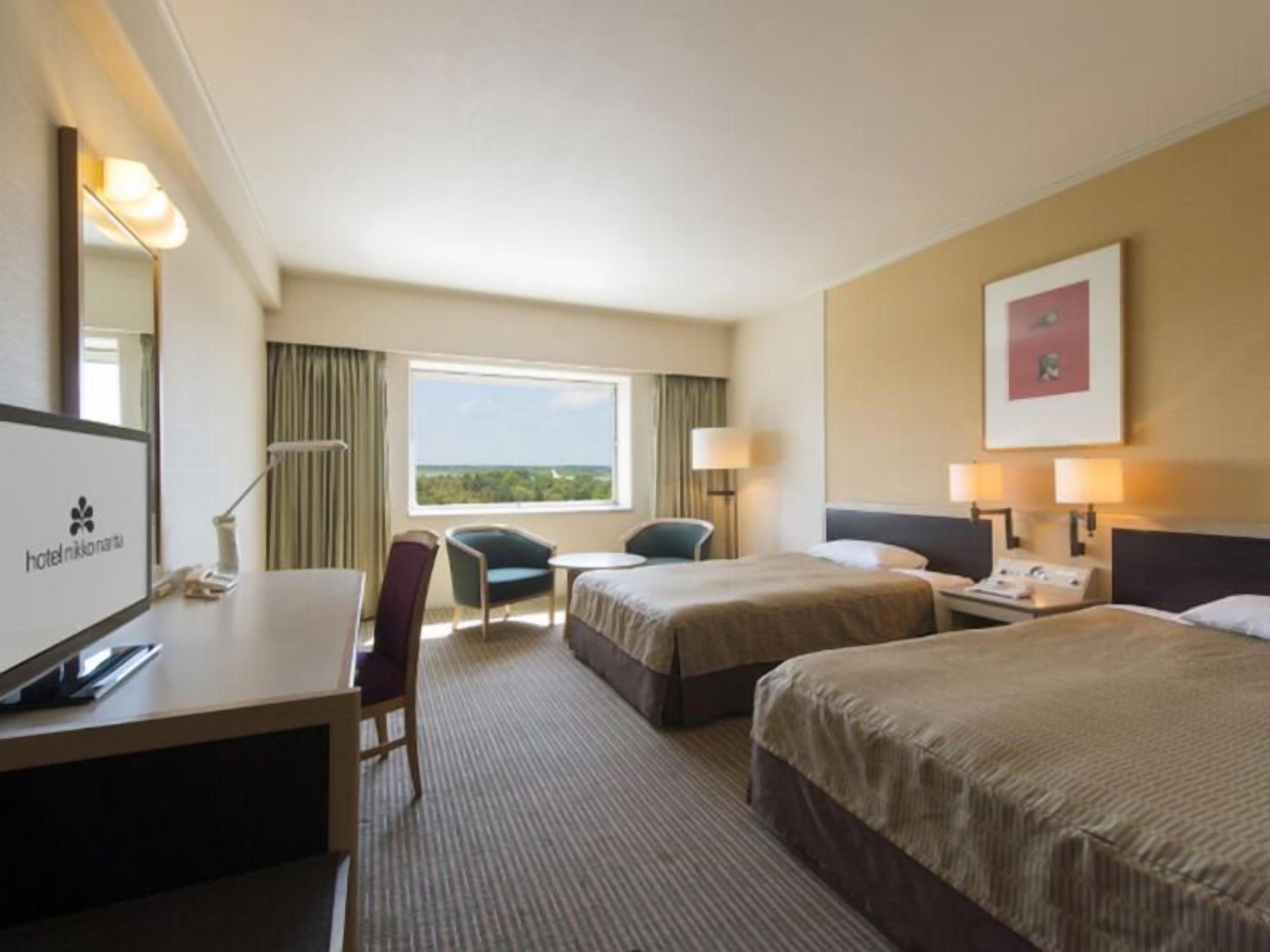 Skrivbord, mörkläggningsgardiner, ljudisolering och strykjärn/strykbräda