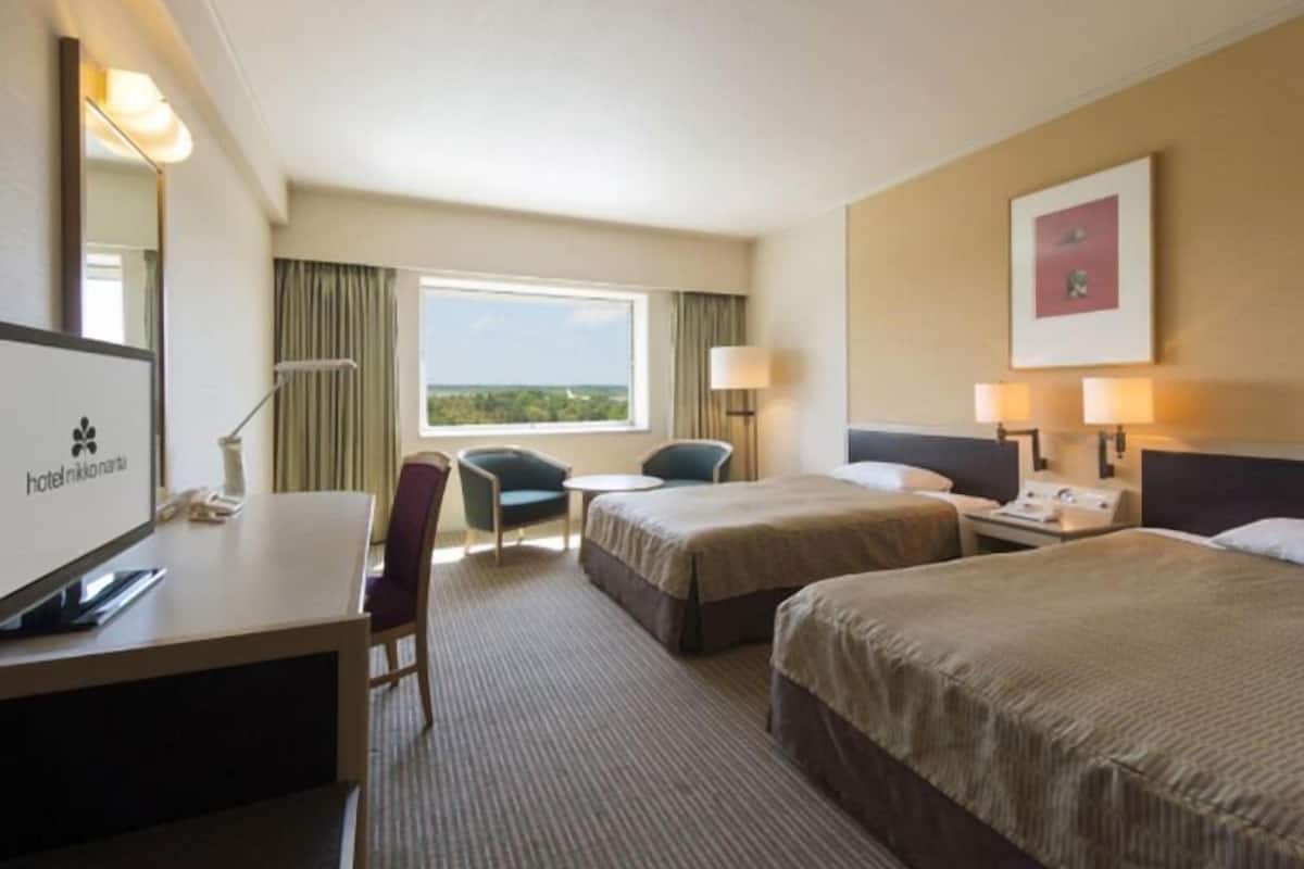 Skrivbord, mörkläggningsgardiner, ljudisolering och strykjärn/strykbräda