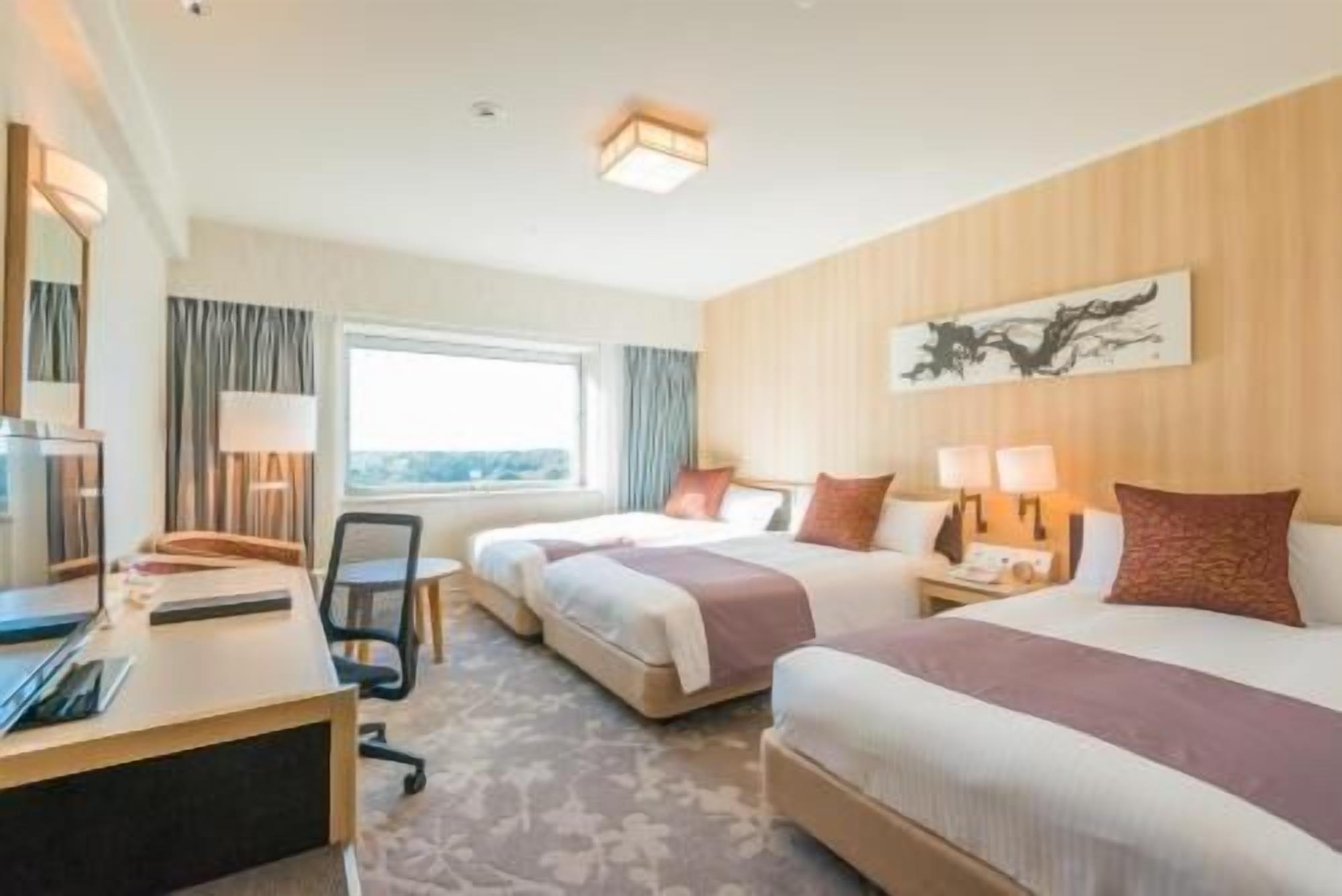 Skrivbord, mörkläggningsgardiner, ljudisolering och strykjärn/strykbräda