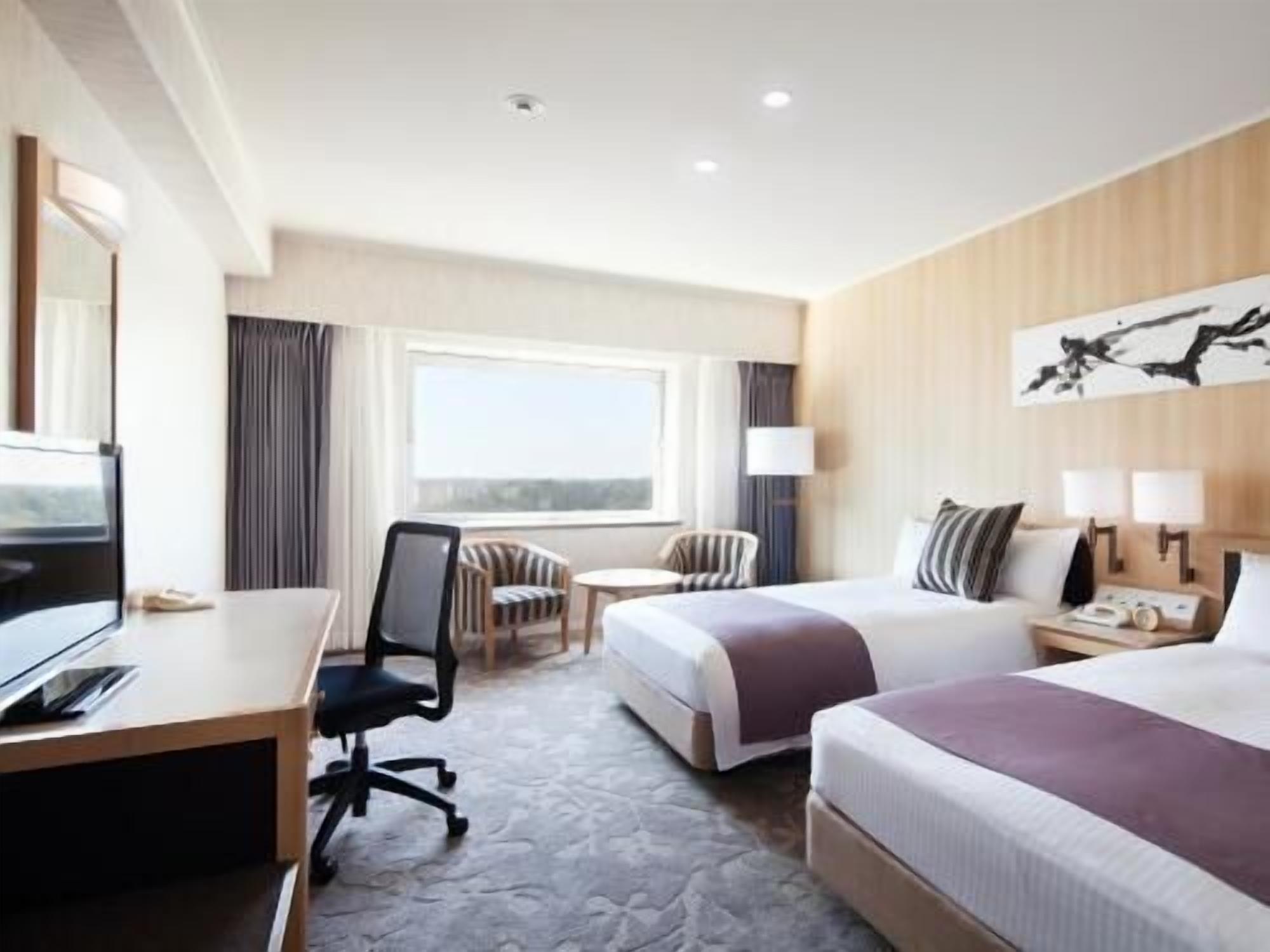 Skrivbord, mörkläggningsgardiner, ljudisolering och strykjärn/strykbräda