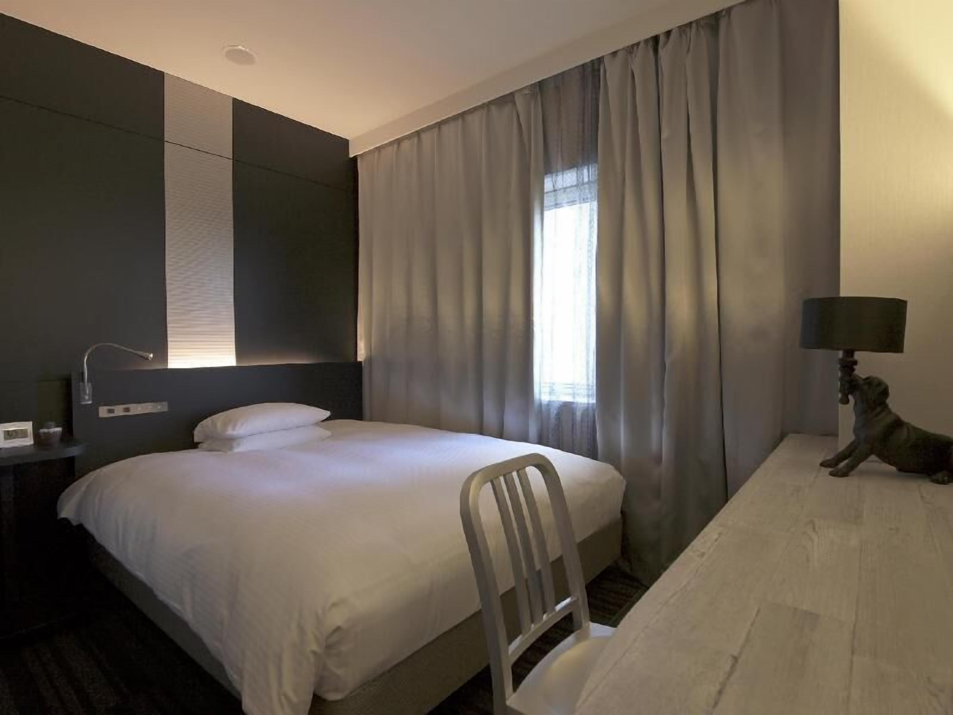 Skrivbord, mörkläggningsgardiner, ljudisolering och strykjärn/strykbräda