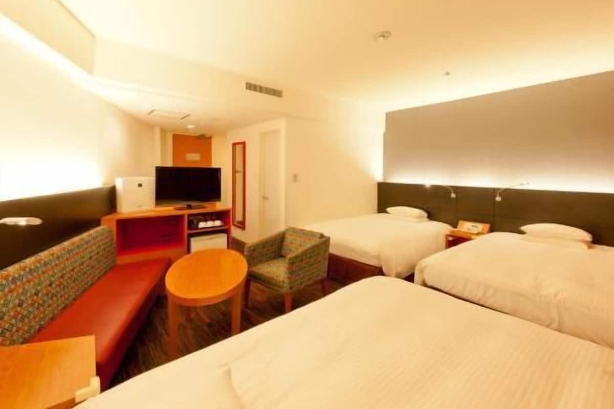 Skrivbord, mörkläggningsgardiner, ljudisolering och strykjärn/strykbräda