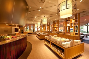 早餐,供應午餐和晚餐