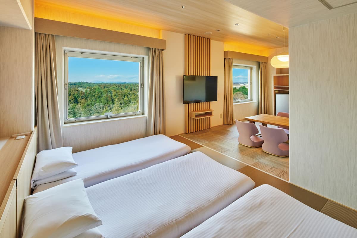 1 bedroom, desk, blackout curtains, soundproofing