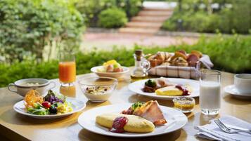 Daily buffet breakfast (JPY 3000 per person)