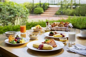 Petit déjeuner buffet servi tous les jours en supplément