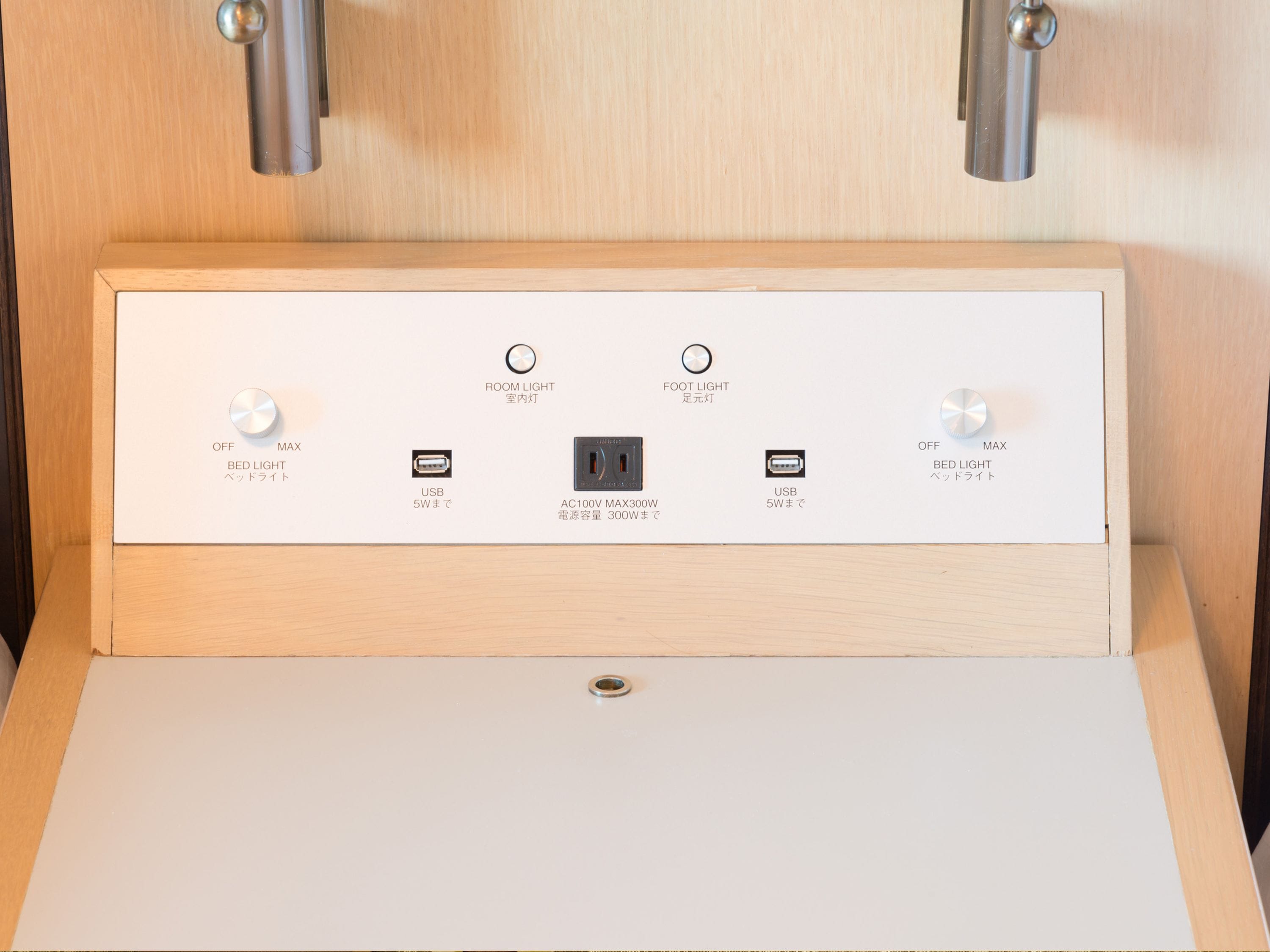 Panel de control con iluminación de ambiente y pie, puertos USB y toma de corriente AC100V.