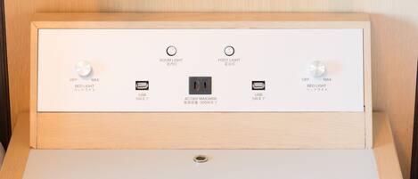 Panel de control con iluminación de ambiente y pie, puertos USB y toma de corriente AC100V.