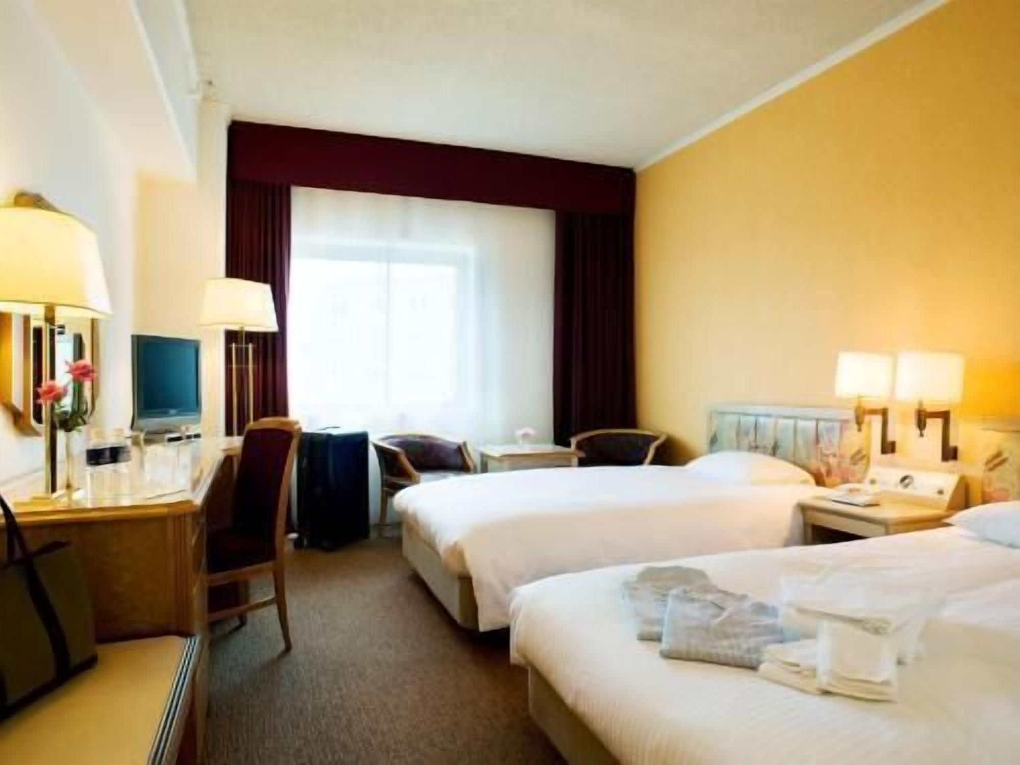 Skrivbord, mörkläggningsgardiner, ljudisolering och strykjärn/strykbräda