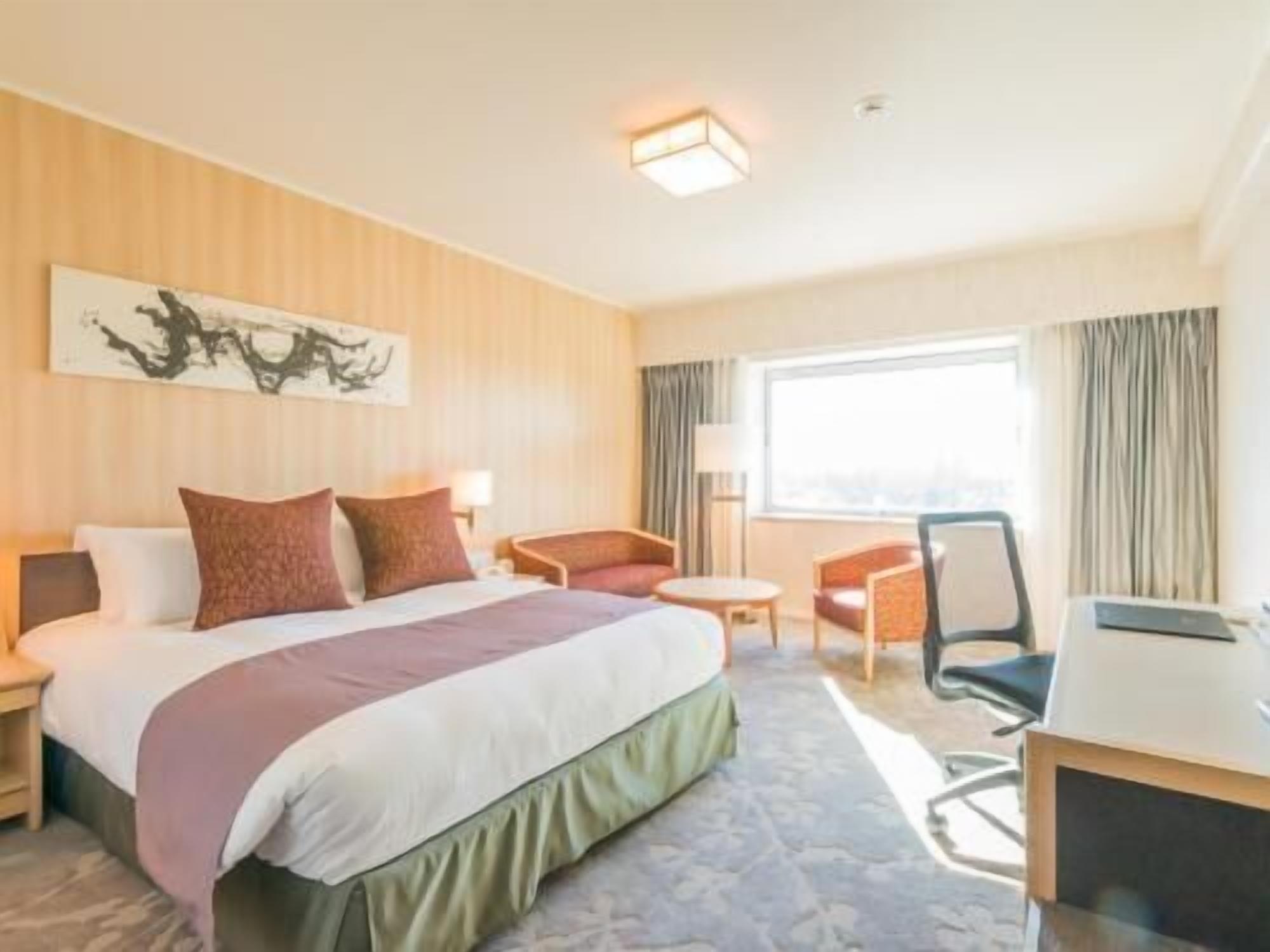 Skrivbord, mörkläggningsgardiner, ljudisolering och strykjärn/strykbräda