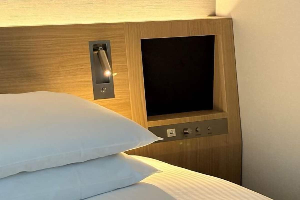 Een bureau, verduisterende gordijnen, geluiddichte muren