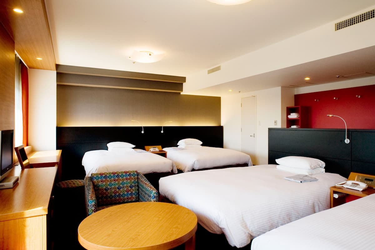 1 bedroom, desk, blackout curtains, soundproofing