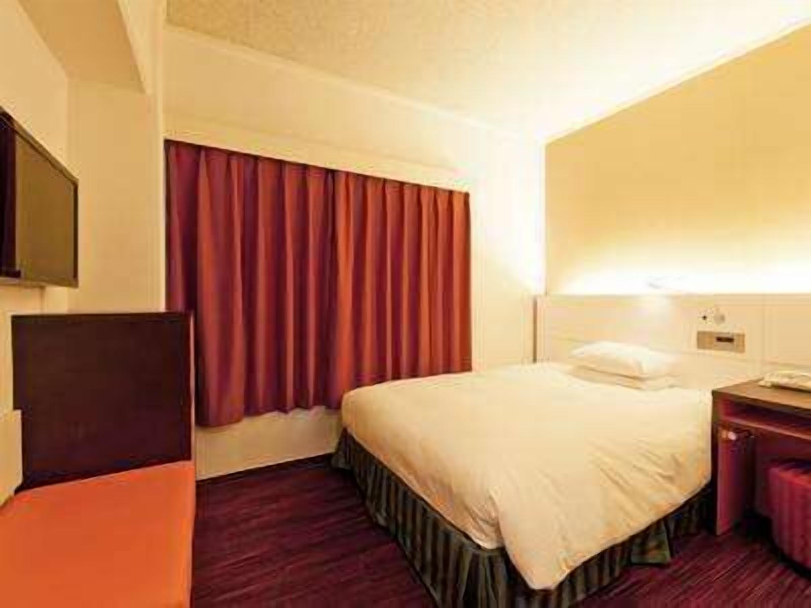 Skrivbord, mörkläggningsgardiner, ljudisolering och strykjärn/strykbräda