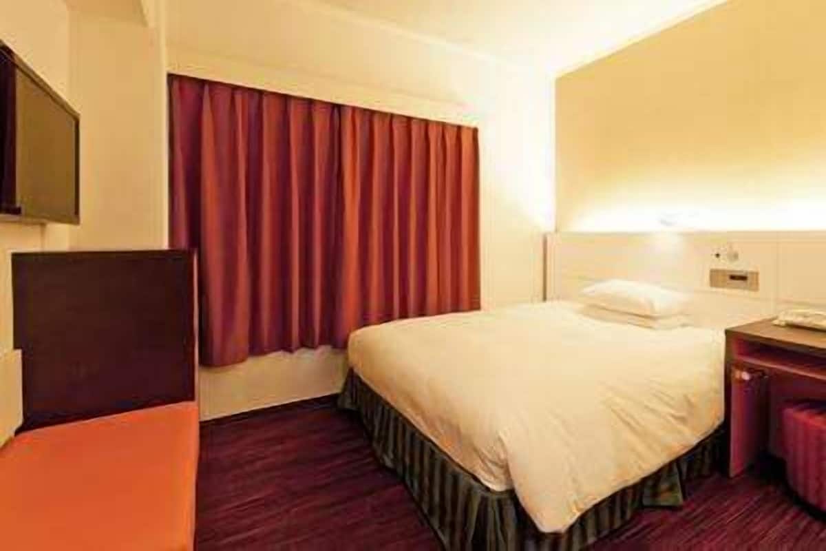 Skrivbord, mörkläggningsgardiner, ljudisolering och strykjärn/strykbräda