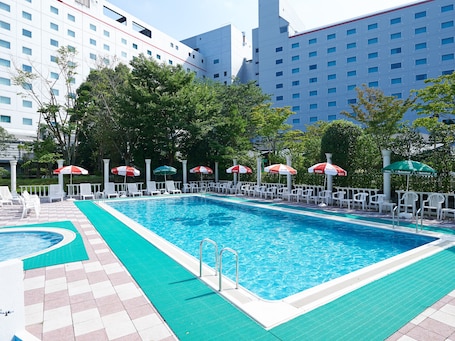 Seasonal outdoor pool. Hotel Nikko Narita