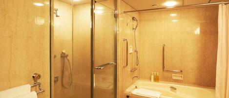 Un baño moderno con ducha de vidrio, bañera y puerta de vidrio.