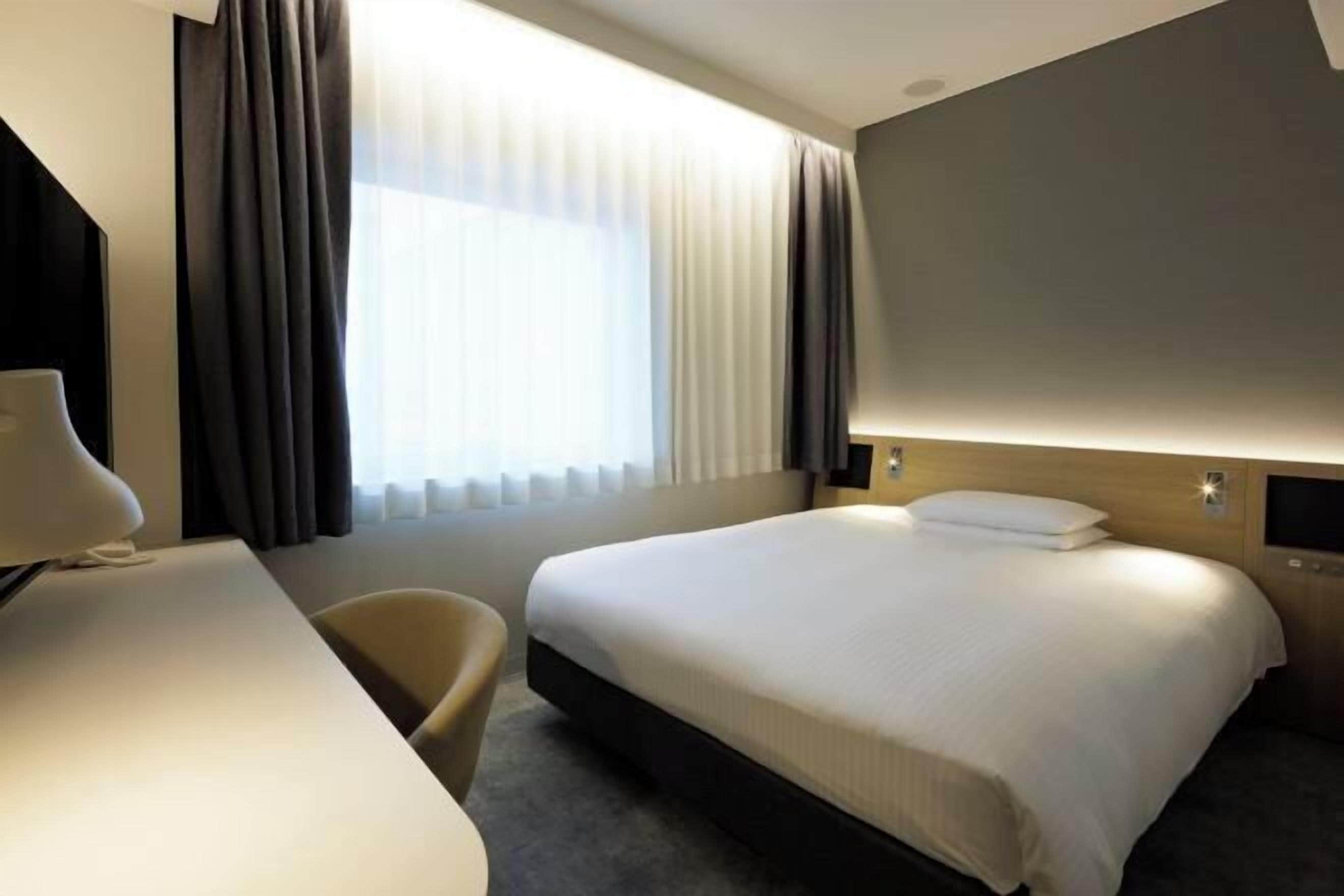 Bureau, rideaux occultants, chambres insonorisées