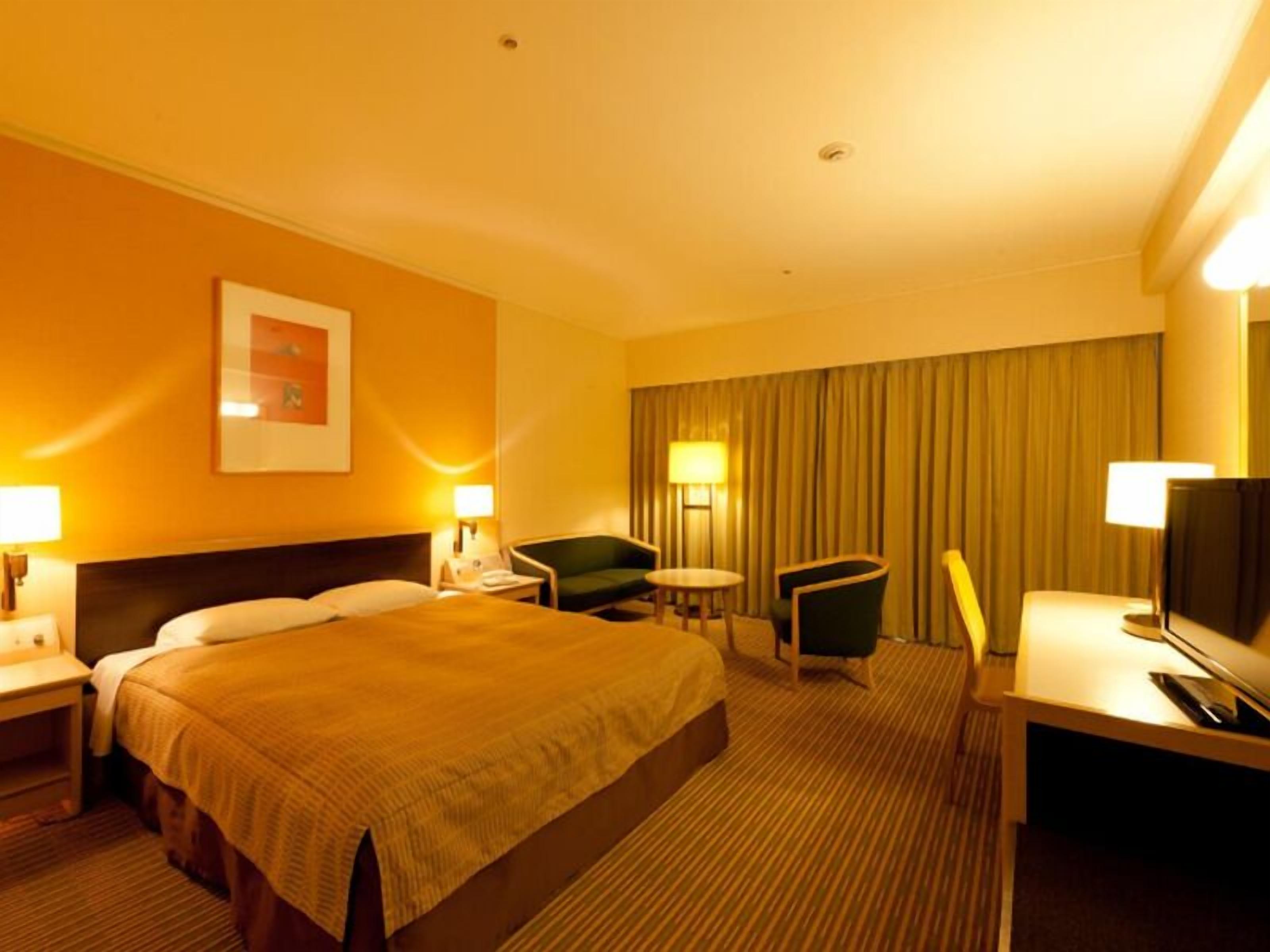 Skrivbord, mörkläggningsgardiner, ljudisolering och strykjärn/strykbräda