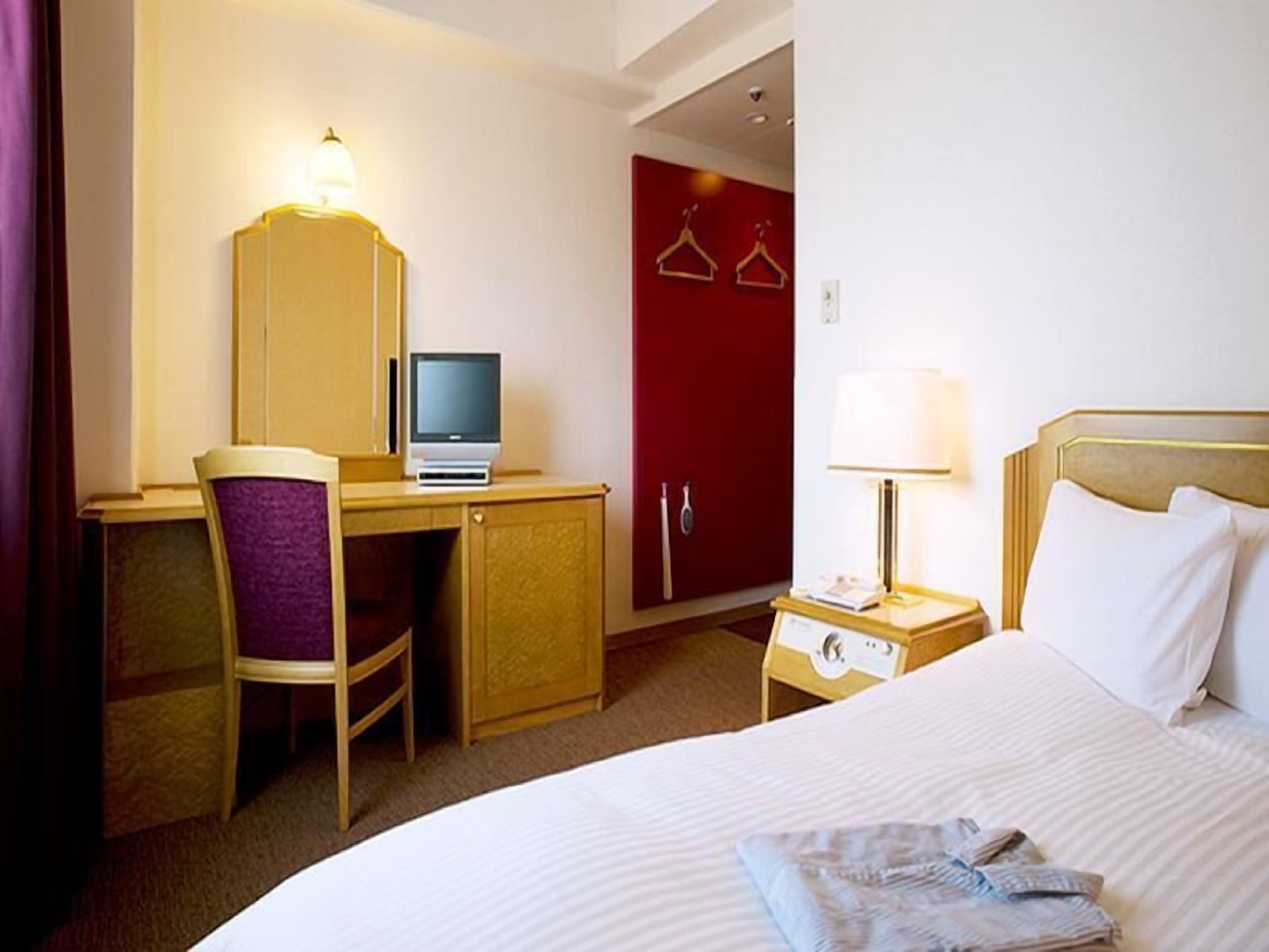 Skrivbord, mörkläggningsgardiner, ljudisolering och strykjärn/strykbräda