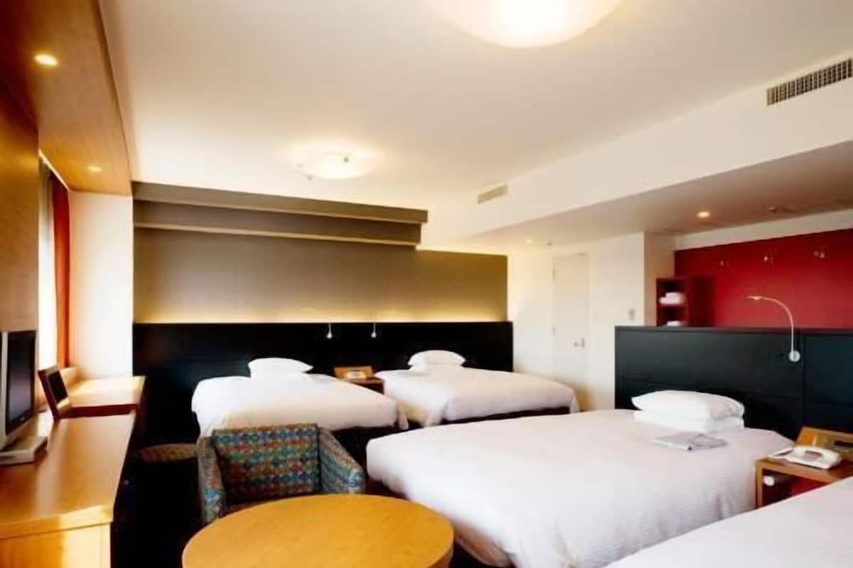 Skrivbord, mörkläggningsgardiner, ljudisolering och strykjärn/strykbräda