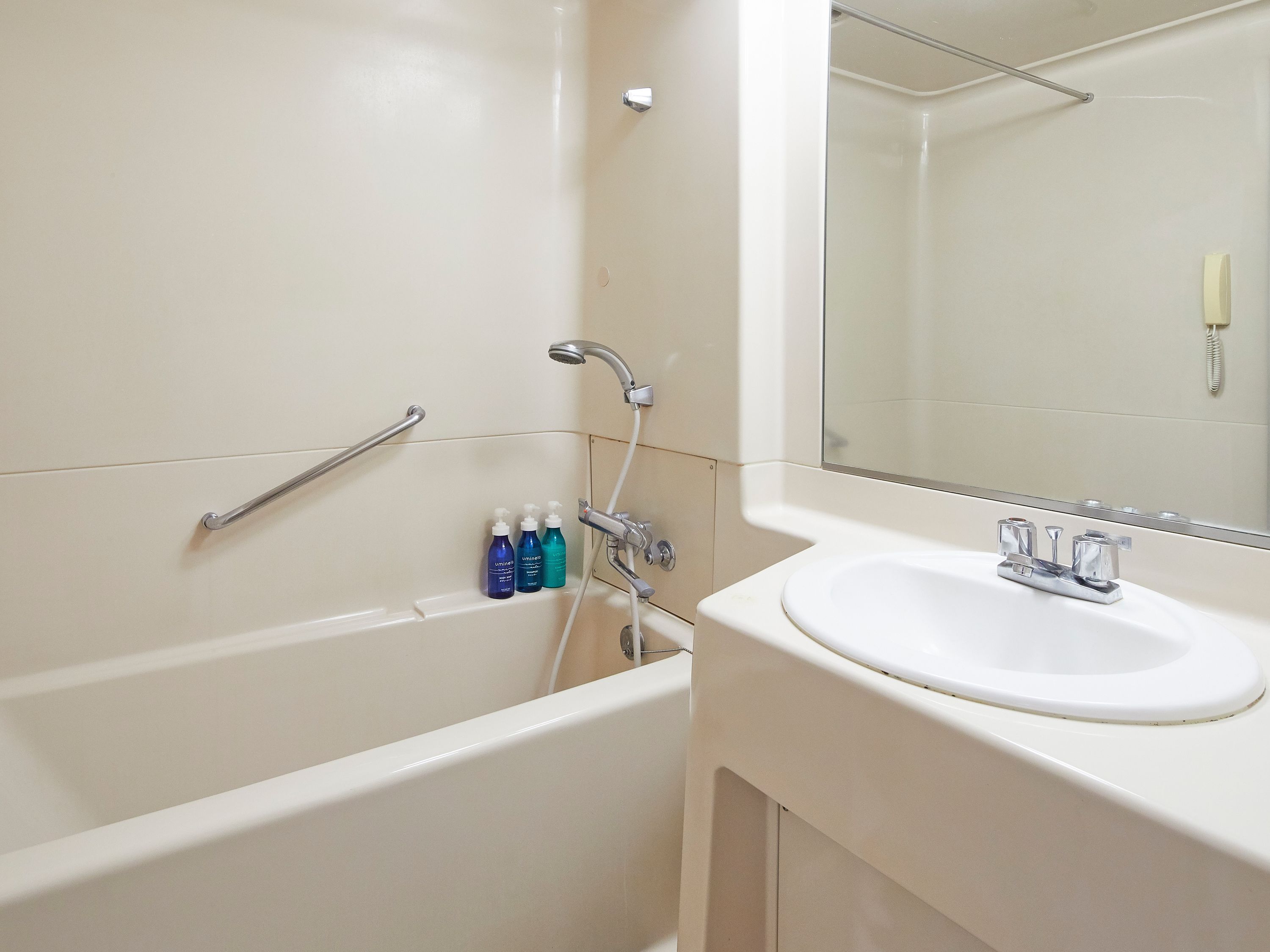 combined shower/bathtub, eco-friendly toiletries, hair dryer, slippers