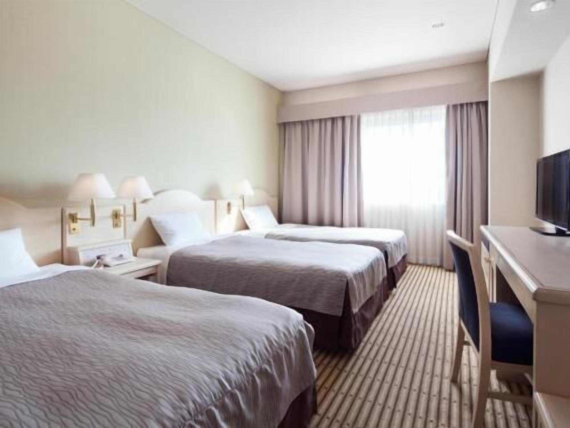 Skrivbord, mörkläggningsgardiner, ljudisolering och strykjärn/strykbräda