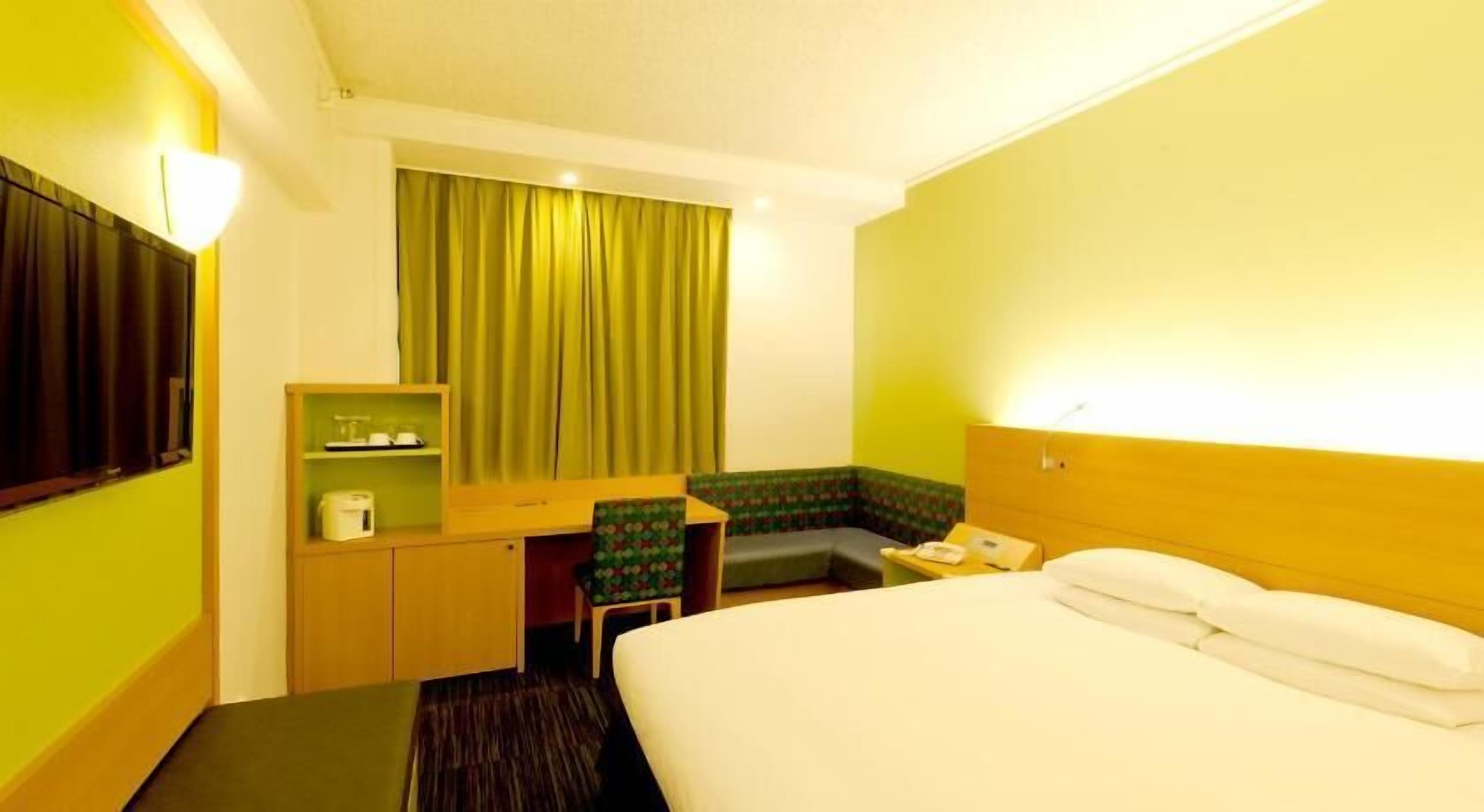 Skrivbord, mörkläggningsgardiner, ljudisolering och strykjärn/strykbräda