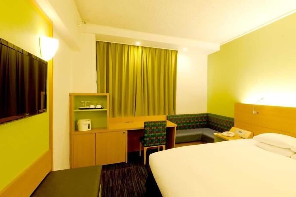 Skrivbord, mörkläggningsgardiner, ljudisolering och strykjärn/strykbräda