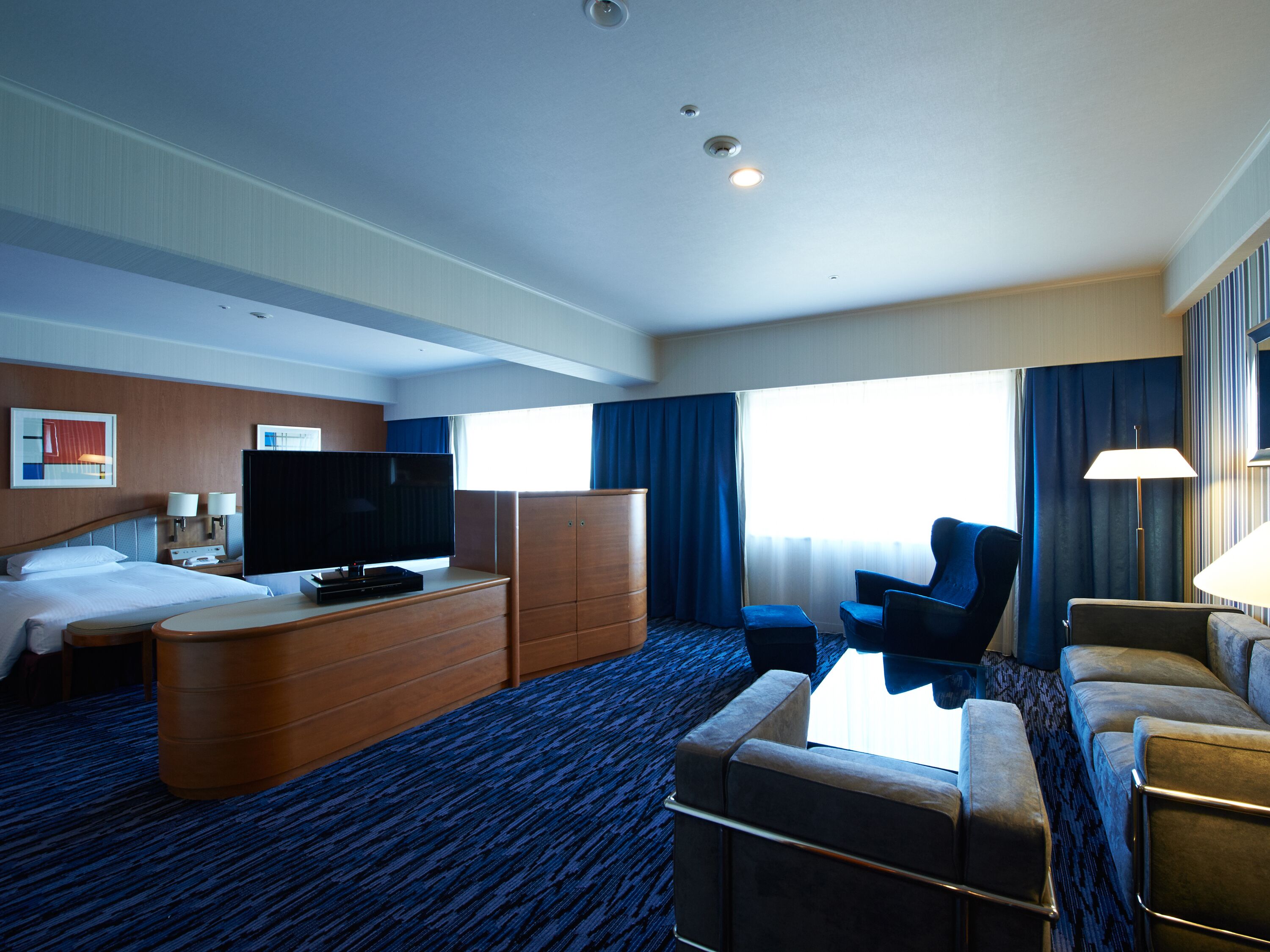 1 bedroom, desk, blackout curtains, soundproofing