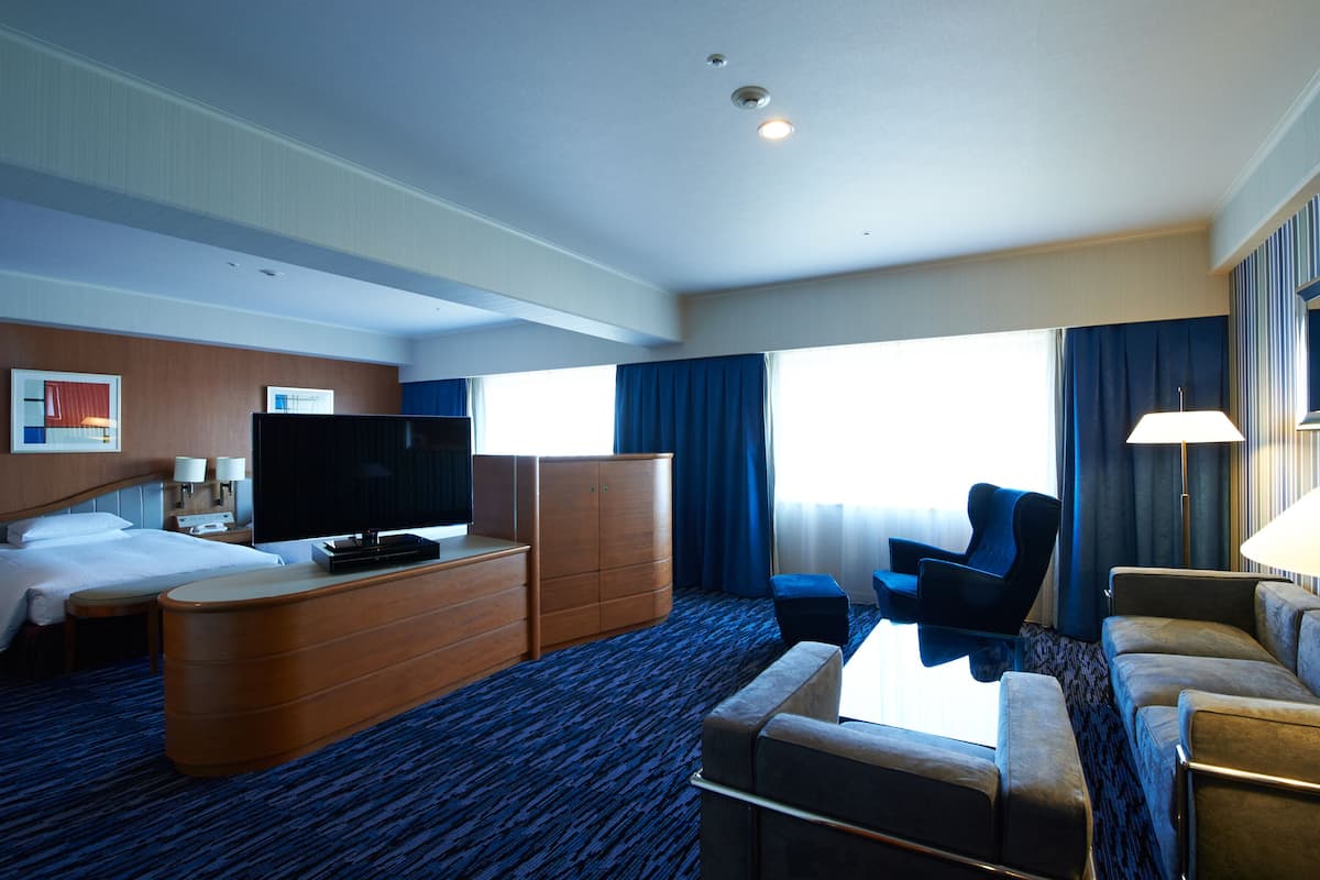 1 bedroom, desk, blackout curtains, soundproofing