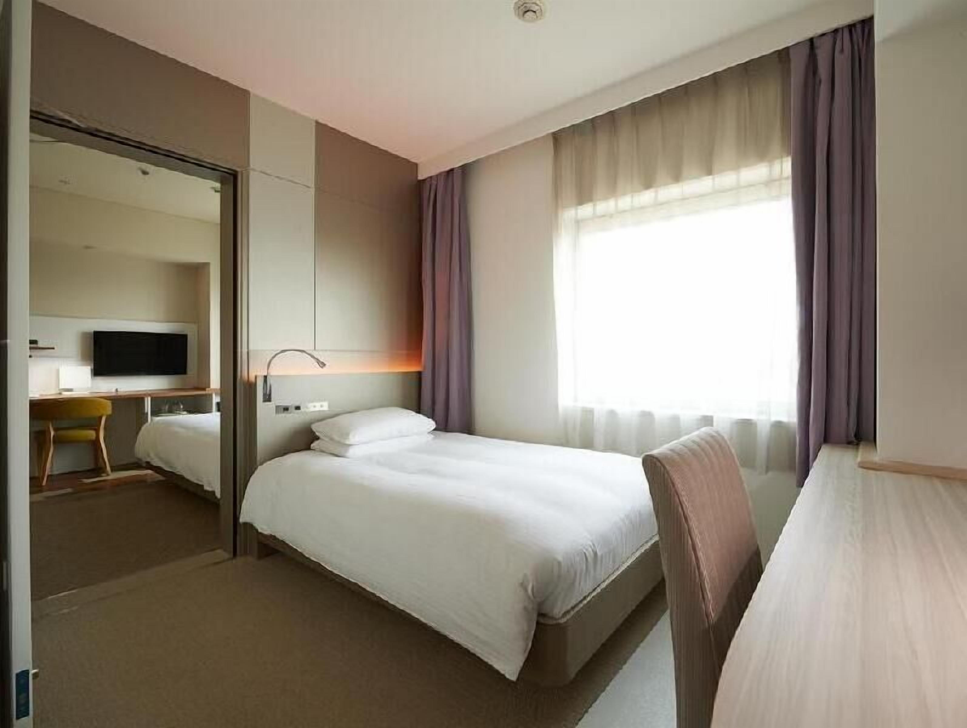 Skrivbord, mörkläggningsgardiner, ljudisolering och strykjärn/strykbräda