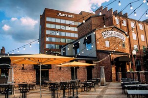 供应早餐、午餐和晚餐