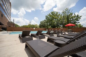 Piscine extérieure, parasols de plage, chaises longues