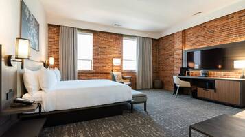 高級寝具、羽毛の掛け布団、ピロートップベッド、デスク