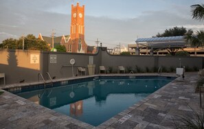 Piscine extérieure en saison