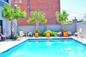 Piscina externa sazonal, guarda-sóis, espreguiçadeiras