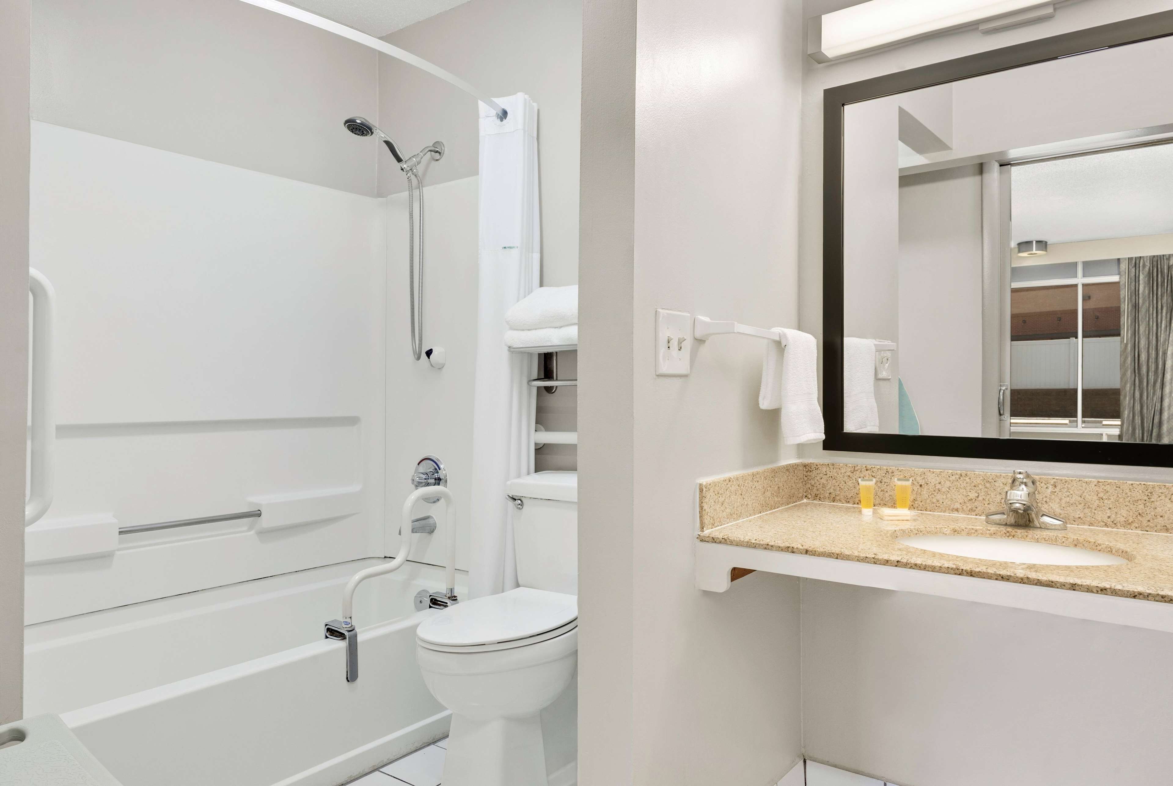 Zimmer, 1 King-Bett, barrierefrei, Nichtraucher (Mobility/Hearing/Tub w/Grab Bars) | Badezimmer | Duschwanne, kostenlose Toilettenartikel, Haartrockner, Handtücher