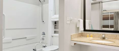 Un baño moderno con bañera, inodoro y lavamanos.