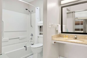Quarto, 1 cama King, acessível, para não fumantes (Mobility/Hearing/Tub w/Grab Bars) | Banheiro | Chuveiro/banheira combinados, produtos de toalete grátis
