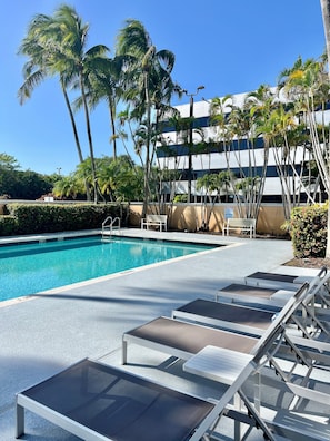 Outdoor pool, pool loungers - DoubleTree by Hilton Hotel West Palm Beach Airport (West Palm Beach)