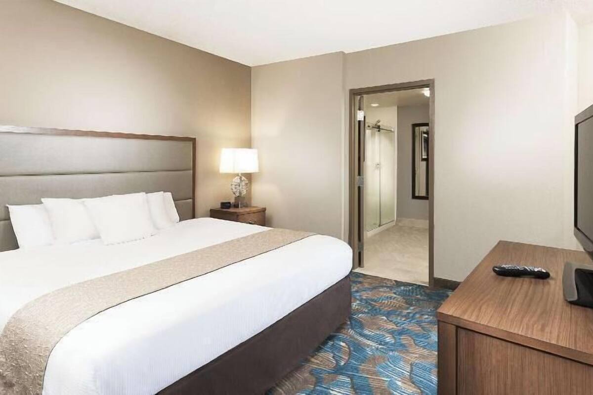 Select Comfort beds, in-room safe, desk, laptop workspace