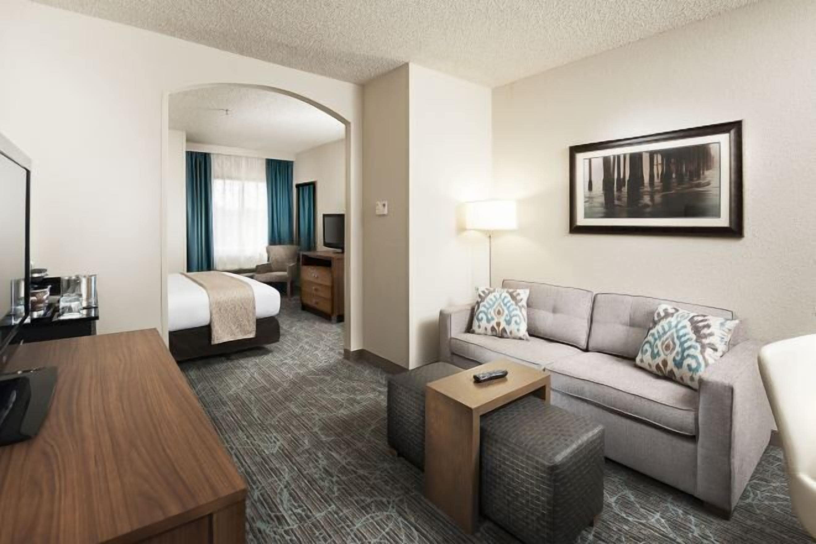 Tempat tidur Select Comfort, brankas, dan meja kerja