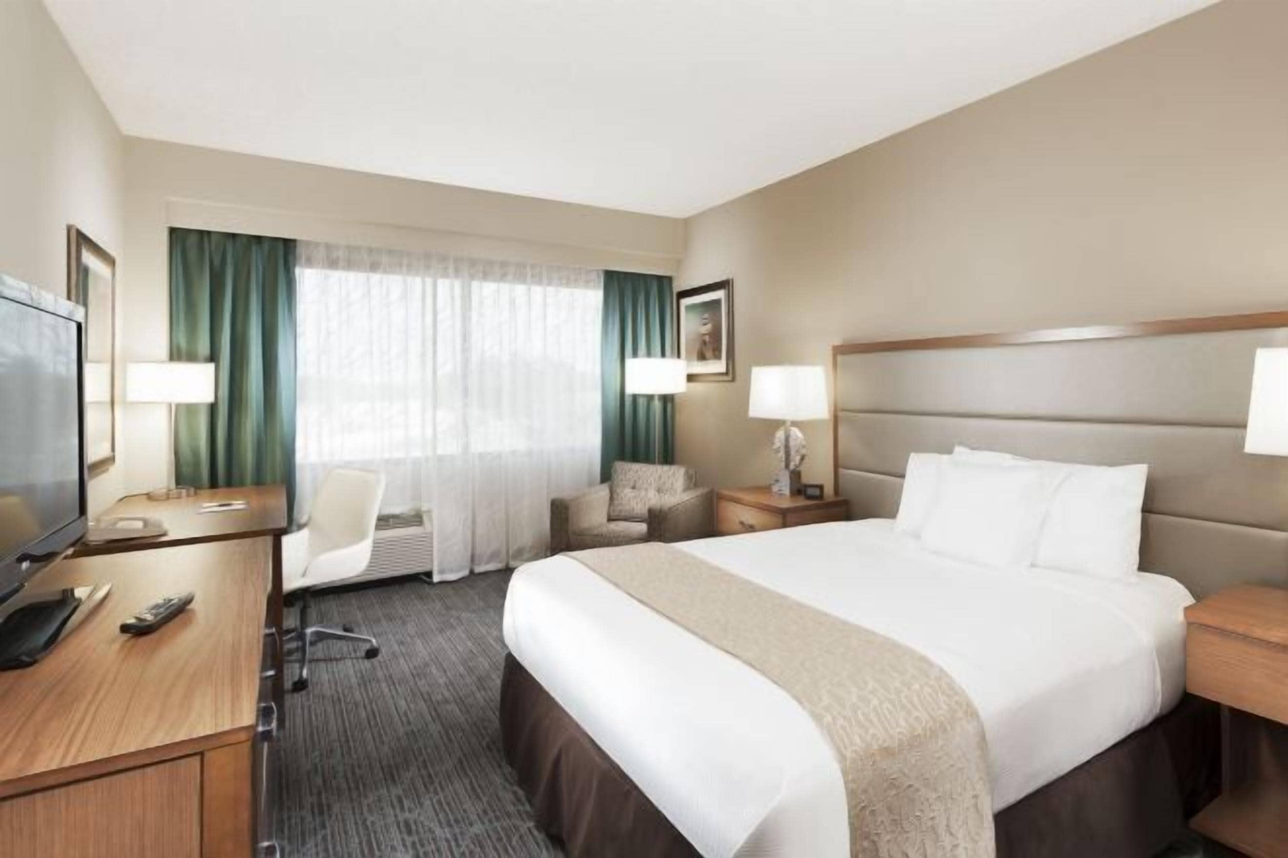 Tempat tidur Select Comfort, brankas, dan meja kerja